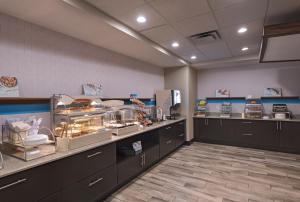 een keuken met een aanrecht in een restaurant bij Holiday Inn Express & Suites Austin NW - Four Points, an IHG Hotel in Four Points