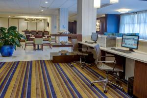 um escritório com uma secretária, um computador e cadeiras em Holiday Inn Express Baltimore West - Catonsville, an IHG Hotel em Catonsville