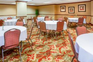 Restaurant o un lloc per menjar a Holiday Inn Express & Suites Bloomington by IHG