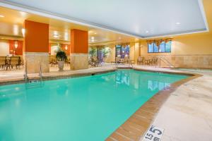 Piscina a Holiday Inn Express & Suites Bloomington by IHG o a prop