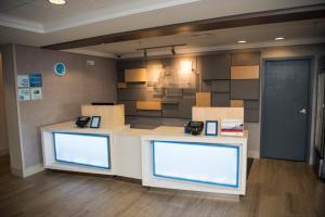 una sala d'attesa con due banconi con delle scatole sopra di Holiday Inn Express Hotel & Suites Lexington-Downtown University, an IHG Hotel a Lexington