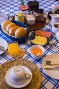 una mesa azul y blanca con pan y otros alimentos en Hospedaje El Roble, Puerto Varas, en Puerto Varas