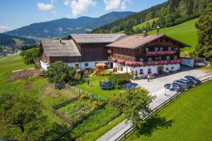 an overhead view of a house with cars parked in front of it at Nöglhof in Radstadt