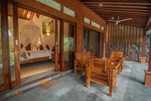 Schlafzimmer mit einem Bett, einem Tisch und Stühlen in der Unterkunft Jero Sebali Villa in Ubud