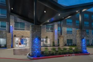 um edifício com luzes azuis em frente em Holiday Inn Express & Suites- Sugar Land SE - Missouri City, an IHG Hotel em Missouri City