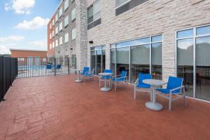 Uma varanda ou terraço em Holiday Inn Express & Suites- Sugar Land SE - Missouri City, an IHG Hotel