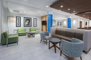 Khu vực ghế ngồi tại Holiday Inn Express & Suites Bryan - College Station, an IHG Hotel