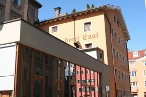 un bâtiment avec un panneau sur son côté dans l'établissement Hotel Engl, à Innsbruck