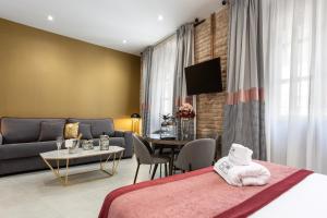 Телевизор и/или развлекательный центр в BiBo Suites Plaza Nueva