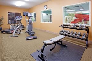 Fitnesscenter och/eller fitnessfaciliteter på Holiday Inn Express Hotel & Suites Loveland, an IHG Hotel