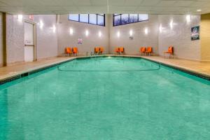 A piscina localizada em La Quinta by Wyndham Minneapolis Bloomington W - FREE AIRPORT SHUTTLE ou nos arredores