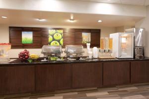 A cozinha ou cozinha compacta de La Quinta by Wyndham Minneapolis Bloomington W - FREE AIRPORT SHUTTLE