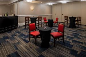 Area soggiorno di Holiday Inn Express & Suites Halifax - Bedford, an IHG Hotel