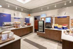 A cozinha ou kitchenette de Holiday Inn Express Hotel & Suites Minneapolis-Downtown Convention Center, an IHG Hotel