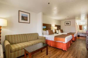 Кровать или кровати в номере Sandia Peak Inn Old Town ABQ, a Howard Johnson by Wyndham