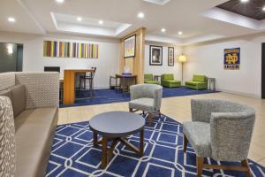 Гостиная зона в Holiday Inn Express Niles, an IHG Hotel