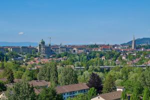 uitzicht op een stad met bomen en gebouwen bij Hotel Ambassador in Bern