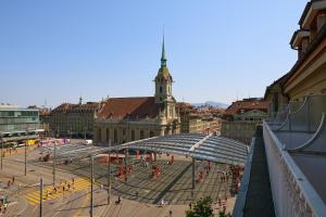 - une vue sur une ville avec un bâtiment doté d'une tour de l'horloge dans l'établissement Hotel City am Bahnhof, à Berne