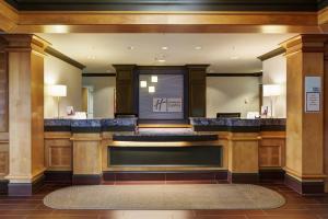 El lobby o recepción de Holiday Inn Express Hotel & Suites Warwick-Providence Airport, an IHG Hotel