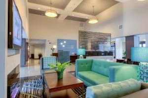 Seating area sa Holiday Inn Express Hotel & Suites Carlsbad Beach, an IHG Hotel