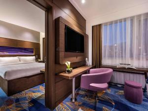 Ένα ή περισσότερα κρεβάτια σε δωμάτιο στο Novotel Beijing Peace