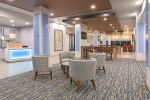 リンカーンにあるHoliday Inn Express & Suites Lincoln I - 80, an IHG Hotelのロビー(椅子、テーブル付)、ダイニングルーム