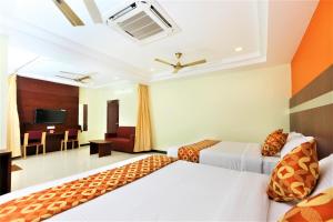 Tempat tidur dalam kamar di Hotel Ramcharan Residency, Tirupati