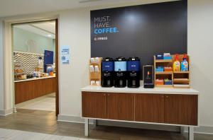 Utensilios para hacer té y café en Holiday Inn Express & Suites Vaughan-Southwest, an IHG Hotel