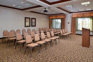 uma fila de cadeiras num quarto com um pódio em Holiday Inn Express Hotel & Suites Las Cruces, an IHG Hotel em Las Cruces