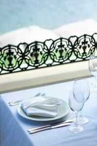 una mesa con un plato blanco y dos copas de vino en Hotel Val All Inclusive, en Trogir