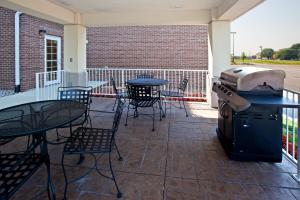 En balkon eller terrasse på Candlewood Suites Louisville North, an IHG Hotel