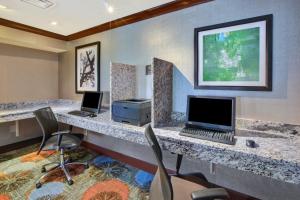 En TV eller et underholdningssystem på Staybridge Suites Louisville - East, an IHG Hotel