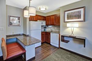 Кухня или мини-кухня в Staybridge Suites Louisville - East by IHG
