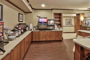 Телевизия и/или развлекателен център в Staybridge Suites Albuquerque North, an IHG Hotel