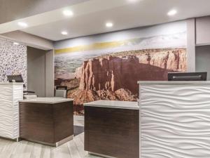 Area lobi atau resepsionis di La Quinta by Wyndham Grand Junction Airport