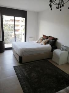 een slaapkamer met een groot bed en een groot raam bij Apartamento Salou lux por precio económico. in Salou