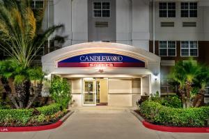 een gebouw met een bord dat kaartwell suites leest bij Candlewood Suites Galveston, an IHG Hotel in Galveston