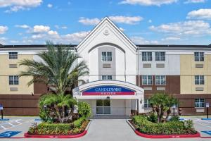 een groot gebouw met een bord ervoor bij Candlewood Suites Galveston, an IHG Hotel in Galveston