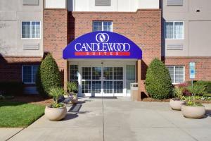 un edificio con un cartello che legge Canwell Suites di Candlewood Suites Raleigh Crabtree by IHG a Raleigh