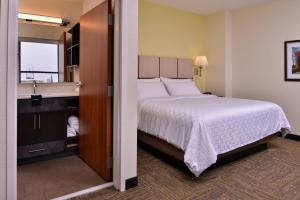 Krevet ili kreveti u jedinici u okviru objekta Candlewood Suites Terre Haute by IHG