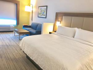 سرير أو أسرّة في غرفة في Holiday Inn Express & Suites Raleigh Airport - Brier Creek, an IHG Hotel