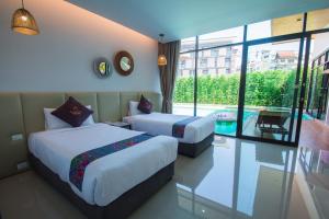 Rúm í herbergi á Good Night Pool Villa Phuket - SHA Plus