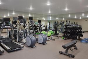 - une salle de sport avec de nombreux équipements dans l'établissement Staybridge Suites Fayetteville, an IHG Hotel, à Fayetteville