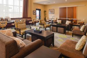 Staybridge Suites Merrillville, an IHG Hotel tesisinde bir oturma alanı