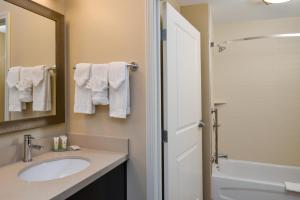 Staybridge Suites Merrillville, an IHG Hotel tesisinde bir banyo