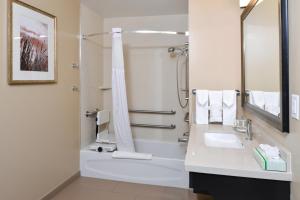 Staybridge Suites Merrillville, an IHG Hotel tesisinde bir banyo