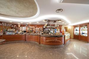 a bar in a hotel room with a counter at Hotel Plestina Ristorante Pizzeria in Foligno