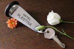 a keychain with a flower on a table at Hotel Plestina Ristorante Pizzeria in Foligno