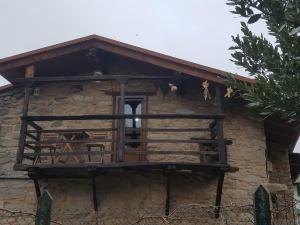 a balcony on the side of a building at A Paragűeria in Sas de Penelas