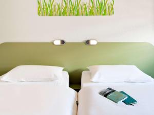 سرير أو أسرّة في غرفة في ibis budget Dresden City